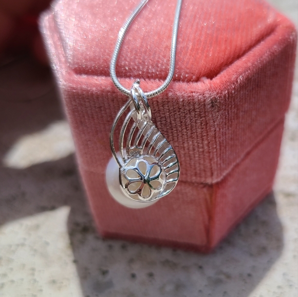 Natural White Freshwater Pearl Sterling Pendant and Chain - Picture 4 of 5